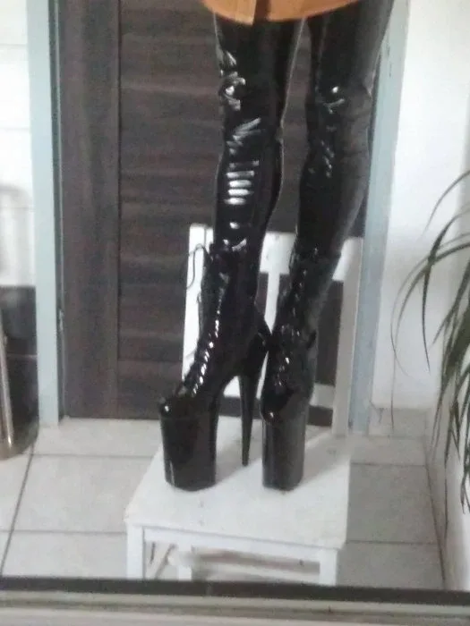 Photo 1 from listing “Li Black Martin”, age 27