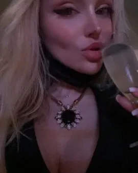 Photo from listing “Manon”, age 36