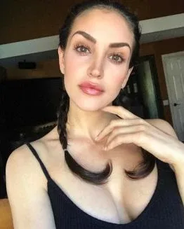 Photo from listing “Laura”, age 28