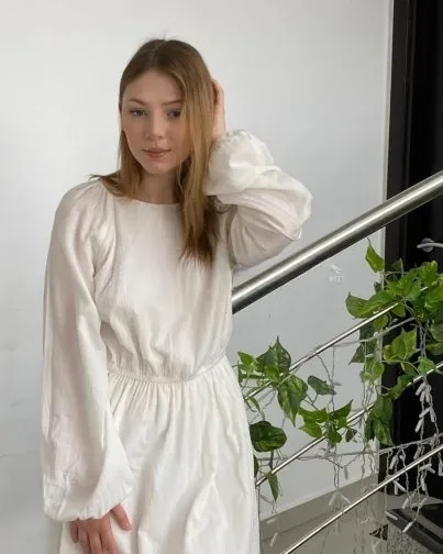 Photo from listing “Caroline”, age 19