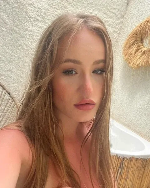 Photo from listing “Mia”, age 21