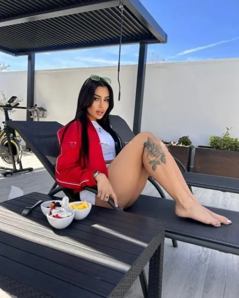 Photo from listing “Zoe”, age 23