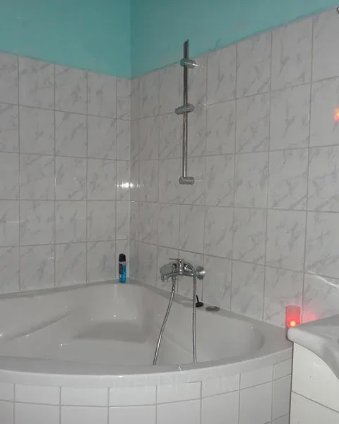 Photo from listing “5711”, age 18