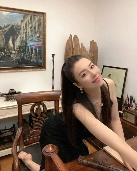 Photo from listing “AV Ellena”, age 32