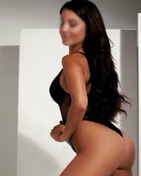 Photo from listing “Evelyn”, age 28