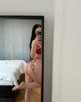 Photo from listing “Laura”, age 24