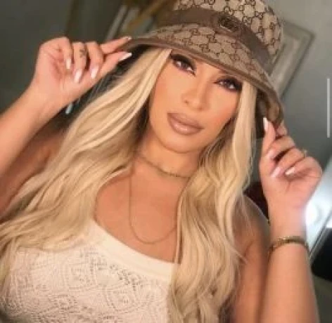 Lívia Andrade — 2 / 4