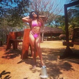 Lívia Gomes — 2 / 4