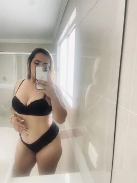 Nicolly Santos — 2 / 5