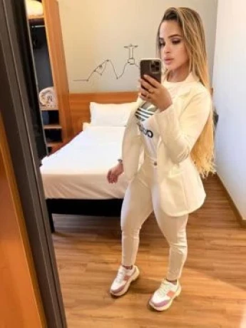 Clara Sanches — 7 / 9