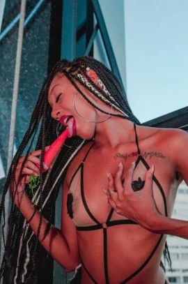 Luna Alves — 3 / 4