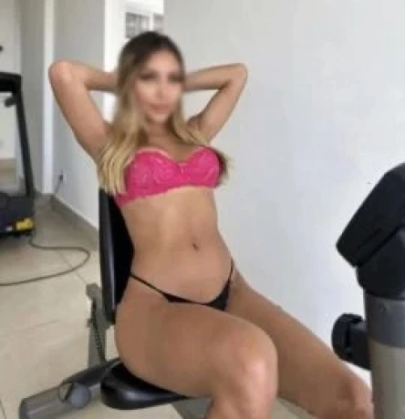 Naty Castro — 1 / 5