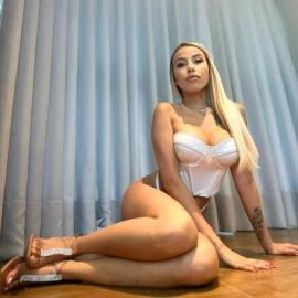 Karina Oliveira — 4 / 5