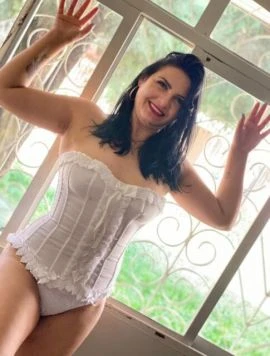 Mel Castro — 8 / 9