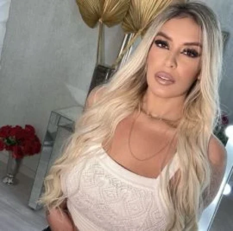 Lívia Andrade — 3 / 4