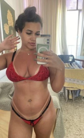 Giovanna Moura — 3 / 5
