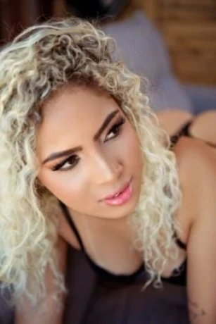 Suzy Queiroz — 4 / 5