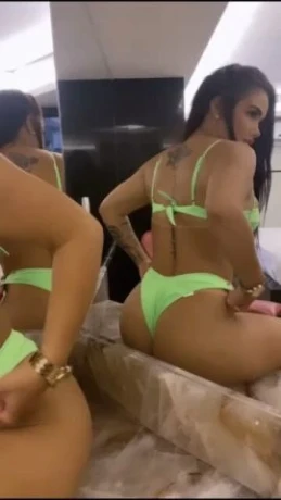 Camila Santos — 1 / 4