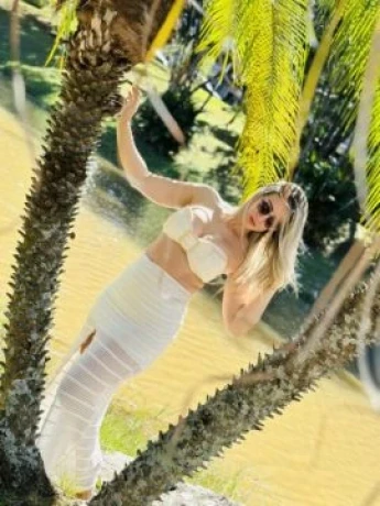 Paloma Paiva — 4 / 5