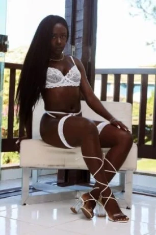 Leona Castanhari — 3 / 8