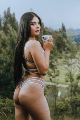Nicolette Martin — 6 / 9