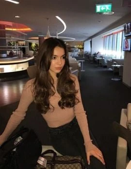 CHLOE — 5 / 9