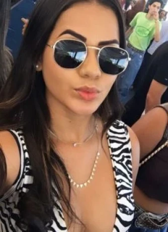 Alicia Alves — 3 / 5