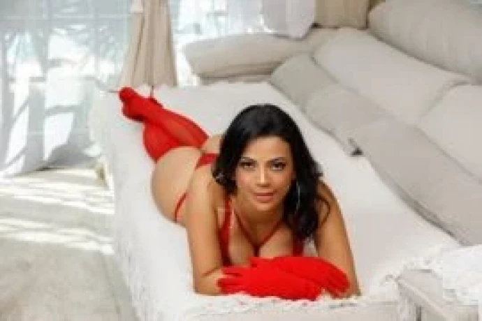 Maya Alencar — 4 / 5