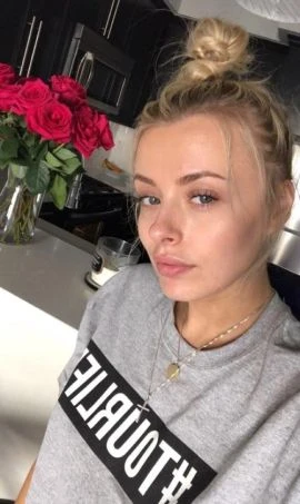 Corinna — 7 / 8