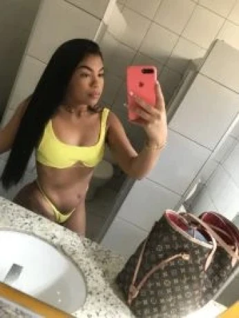 Karina Mendes — 1 / 4