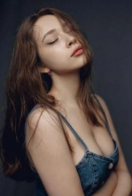 Lara — 6 / 9