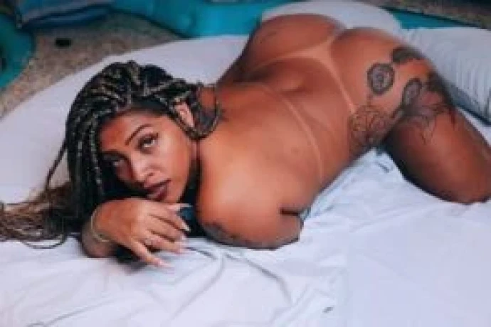 Monique Alves — 2 / 5