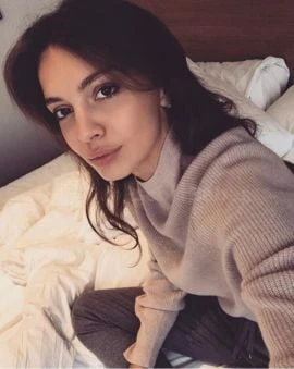 CHLOE — 7 / 9
