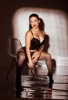 Daniella — 7 / 9