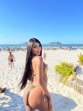 Isis Cavalcanti — 4 / 9
