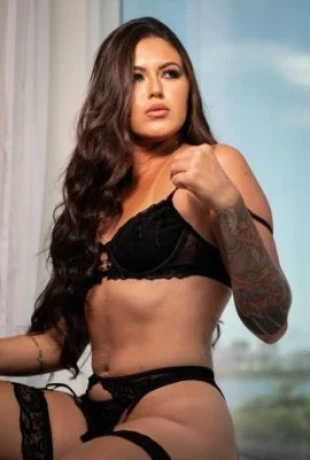 Isis Mendes — 4 / 5