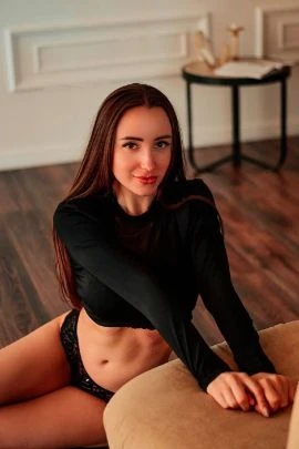 Caitlin — 5 / 9