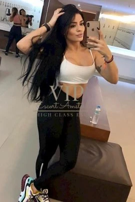 Daniella — 3 / 7