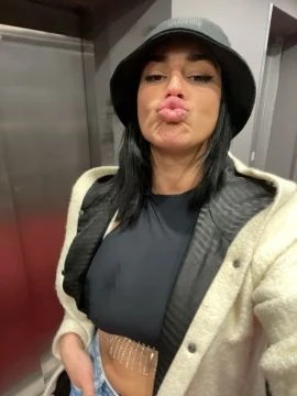 Daqna Gold, Escort, London