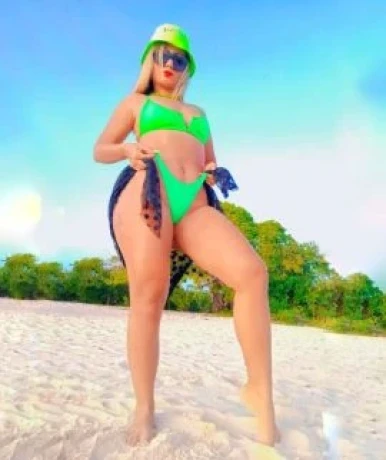 Amanda Carla — 4 / 5