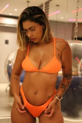 Tati Costa — 4 / 5