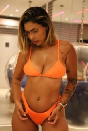 Tati Costa — 4 / 5