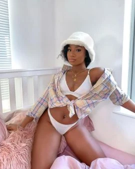 Mia — 3 / 4