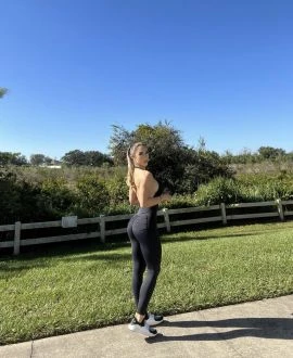 Yvonne — 2 / 5
