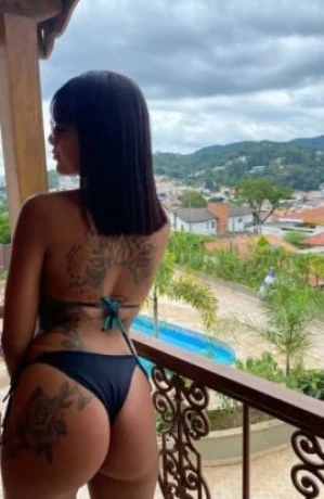 Mia Castro — 1 / 5