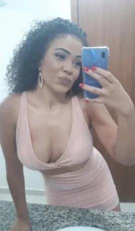 Suzy Medeiros — 4 / 5