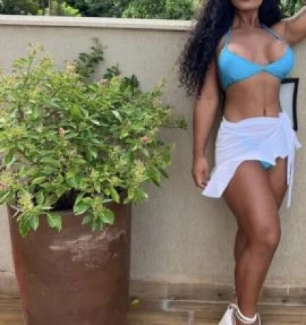 Thainá Moura — 3 / 4