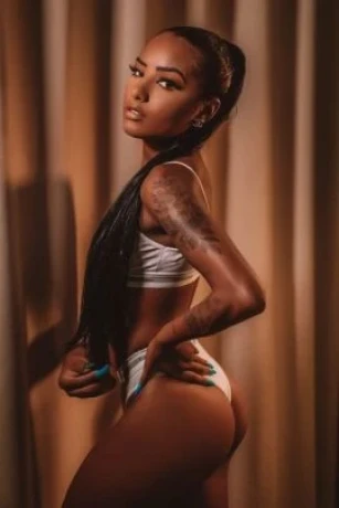 Camila Feroz — 2 / 9