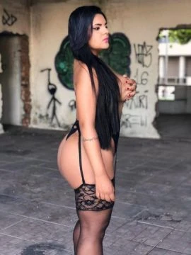 Bruna Prado — 6 / 9