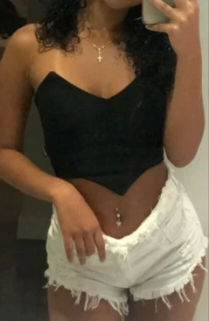 Laís Oliveira — 4 / 5